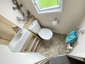 Lake Front 3 Bed Caravan in South Cerney - Image 3