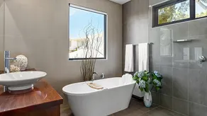 Majestic McCrae Luxury Pool Views to the Bay - Image 2