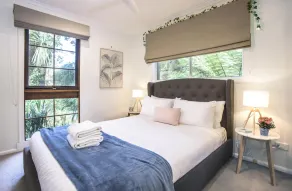 Camellia Cottage - In the heart of picturesque Olinda (only 45 min from Melbourne CBD) is this little hideaway. - Image 3