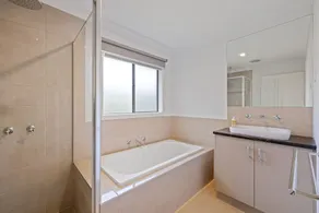 Island Life by Ready Set Stay- Spacious home a stroll away from the beach - Image 2