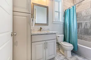 Spacious 5BR Urban Retreat w Balcony & Pool - Image 4