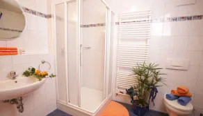 Ferienwohnung 3 Höglwörth, 60qm EG,1 Schlafraum,Wohn/Schlafraum, sep. K��che,Dusche/WC,Terrasse,Sat-TV,WLAN,max. 4 Personen - Image 2