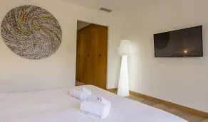 NY villa med 4 soveværelser med opvarmet pool HAV OG BERGEVISNING - Image 5