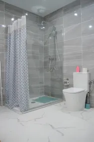 Appartement-de Luxe-SDB privée avec douche-Vue sur la cour-Private Patio (B4EV) - Image 5