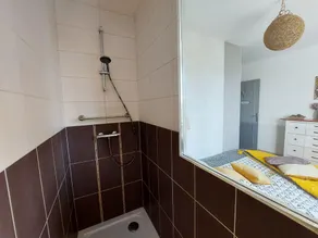 Maison avec jardin, 4 chambres, proche Laval, idéale pour familles et séjours professionnels - Image 4