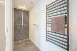 New, luxurious and fully furnished holiday home. Ideal for families or just 2 persons. Parking on site. 5min from beach, 1min from village center. - Image 3