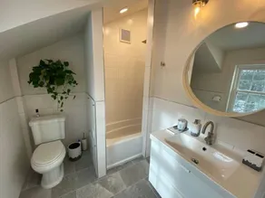 Modern carriage house, renovated w beautiful views - Image 3