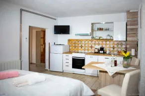 Studio with shared outdoor pool - Image 2