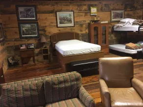 Rustic hunting cabin - Image 4