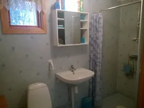 Le chalet rouge sur le lac Örsjön avec une connexion Wi-Fi gratuite et son propre bateau à rames privé - Image 2