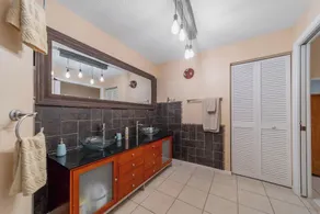 Spacious Vacation Getaway on Canal close to Beach - Image 5
