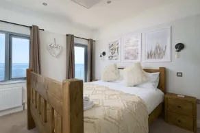 Luxury Beachfront House, Sleeps 12, Free Parking - Image 4