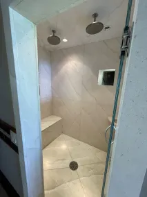Private Luxus auf 17 Hektar mit erstaunlichen Aussichten und geräumigen Unterkünften - Image 2