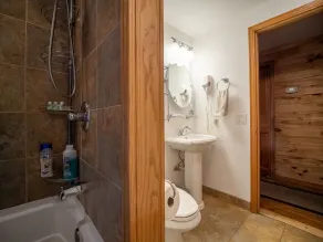 MEILLEUR ENDROIT! Marche pour magasins d'usine et de navette à 6 domaines skiables, jacuzzi intérieur - Image 5