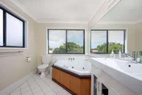 3 minutes walk to pet friendly Pippi Beach and a 10 min walk into town. - Image 3