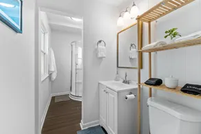 Retro Oaks - 1960s Inspired & Pet Friendly Downtown Raleigh Oasis - Image 3