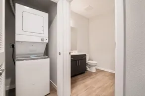 Ideal for Medical Pros | In-unit Laundry & Kitchen | Menlo Park - Image 5