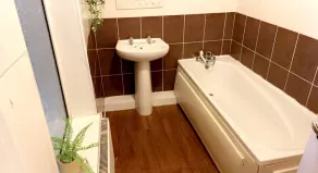 Impeccable 1-Bed, Sleeps 2, Free Parking - Image 3