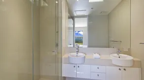 Stunning two level waterfront townhouse - Image 2