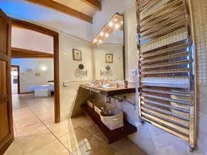Fabuleuse villa rustique accolée à la montagne avec une vue unique - Image 3