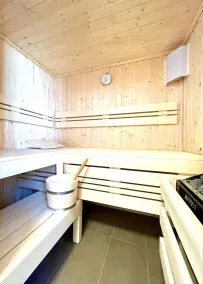Modern Eingerichtetes Reetdachhaus mit Einladender Terrasse - Image 2