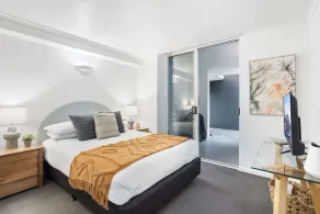 Comfy 2-Bed with Pool and Secure Parking - Image 2