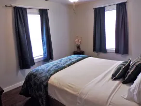 Sereno, Moderno, recentemente ristrutturato, completamente immagazzinato casa, accesso a un lago di 60 acri - Image 4