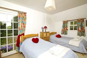 Beautiful, detatched 300 year old, fully renovated cottage with country views - Image 4