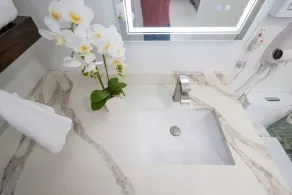 Lovely 2-bedroom loft with hot tub. - Image 4