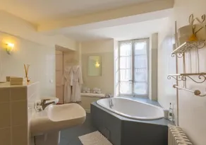 Dorfhaus mit einem privaten und umzäunten mediterranem Garten - Image 3