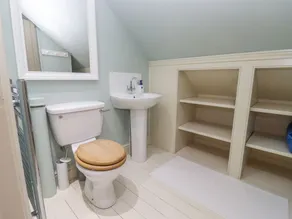 THE LOFT ROOM, romantic, character holiday cottage in Newent - Image 2