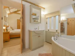 BURHAM BARN, romantic, luxury holiday cottage in Dousland - Image 2