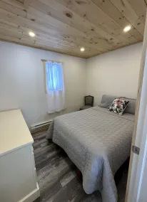 Charming 2-bedroom cottage by the water - Image 3