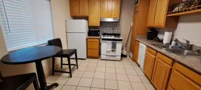 Cozy Downtown Apartment - Image 5