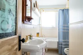 Bluebonnet Bungalow near Roundtop<br>1940s farmhouse with 2022 comfort - Image 2