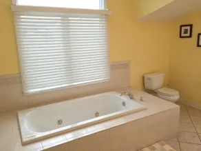 Lindo e espaçoso Townhouse com quatro quartos.  Ótima localização! - Image 2