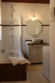 Appartement de deux chambres de charme au cœur de Lourmarin. Très bien situé - Image 2