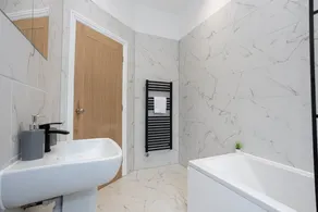 NEW Spacious Flat Ideal for Business Sleeps 4 - Image 4