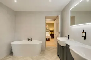Newly Refurbished - Meridian Place - Sleeps 7 - Image 2