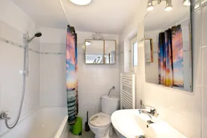 Lakefront Holiday Cottage with Private Terrace and Wi-Fi - Image 4