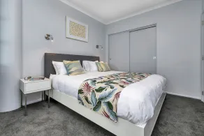 Deluxe Waterfront & City Apartment - Image 5