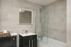 Bright Spacious Condo Free Parking 5min to Beach - Image 2