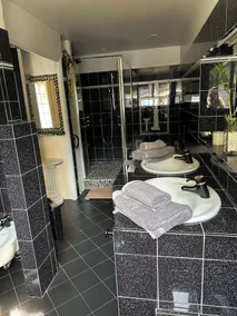 Large family home, swimming pool, jacuzzi, pool house, boules court - Image 3