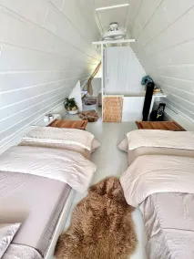 Tire uma semana de folga da sua vida agitada, venha relaxar na doca com um copo de vinho - Image 5