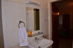 Five Bedroom all ensuite house in a secure and serene neighborhood - Image 2