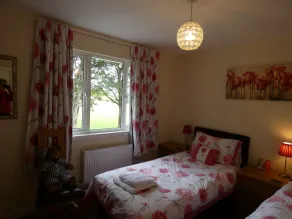 Lochside with beach access uninterrupted views of spectacular Highland Mountains - Image 5