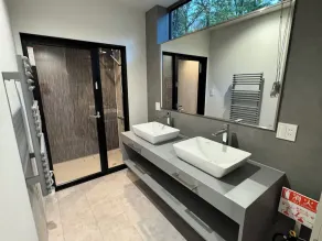 Everglow - Modern Home, 5 min to Echoland - Image 2