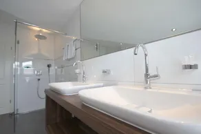 Meeresblick-Residenzen-FeWo-67-deluxe-Balkon-Meerblick-Sauna-u-Schwimmbadnutzung - Image 4