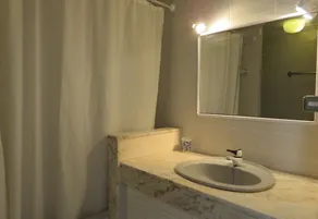 Appartement 'Les Fonts 83' avec piscine partagée, terrasse privée et balcon - Image 2