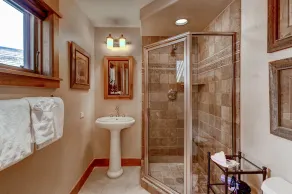 5br/5ba , Ski In/out In Arrowhead, 3523 Sq Ft! 5 Bedroom Condo by RedAwning - Image 5